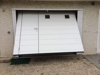 Porte de garage basculante isolante motorisée Moos avec portillon à SEYSSINS en Isère