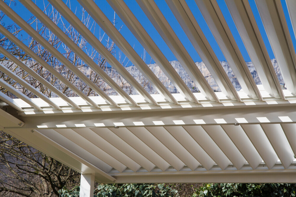 Photo de lames de pergola bioclimatique après nettoyage