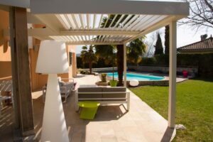 Nettoyer sa pergola bioclimatique — Guide complet