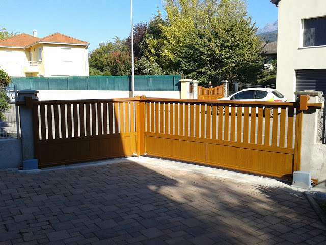 Photo de portail aluminium ton bois double coulissant