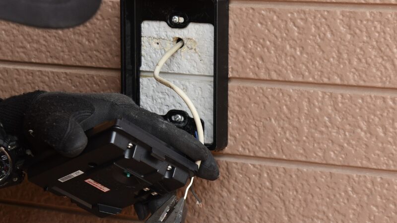 Photo d’installation d’un combiné d’interphone