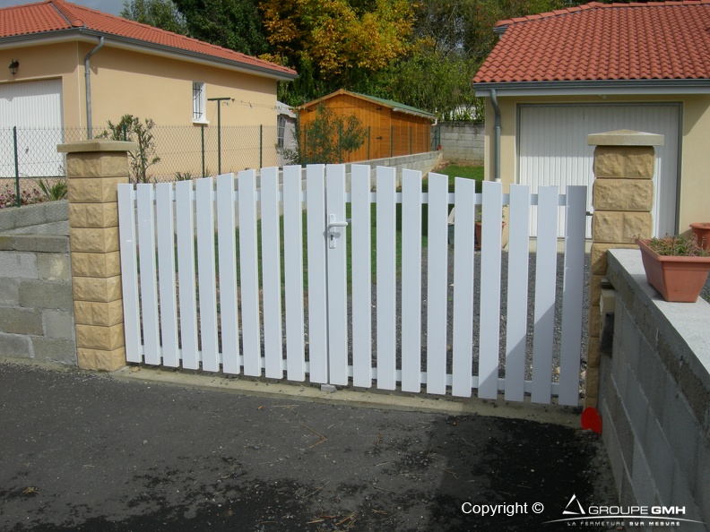 Photo de portail PVC motorisé