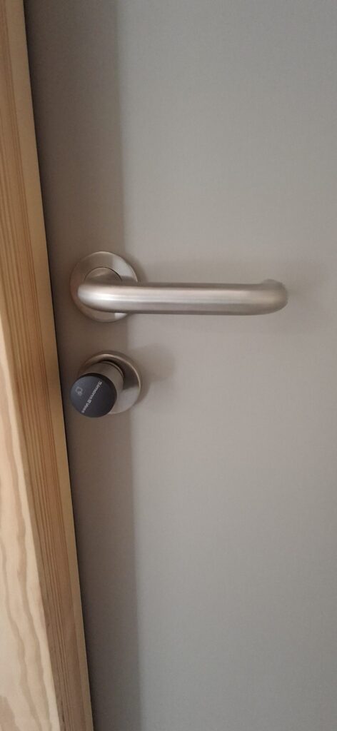 Cylindre électronique pour contrôle d’accès installé sur une porte intérieure du lycée à Grenoble