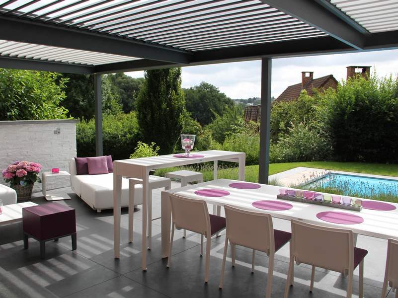 La pergola bioclimatique brise-soleil est la solution la plus polyvalente.