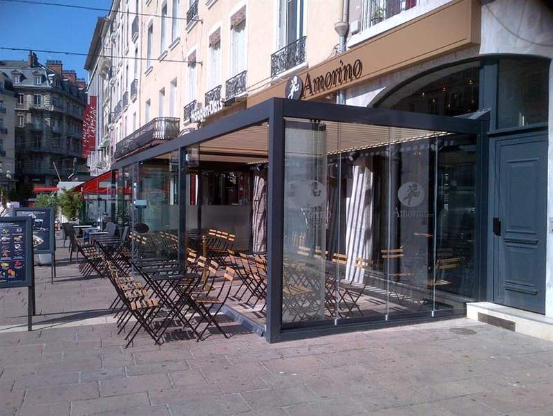 Installation d'une pergola avec vitrage amovible pour Amorino Grenoble.