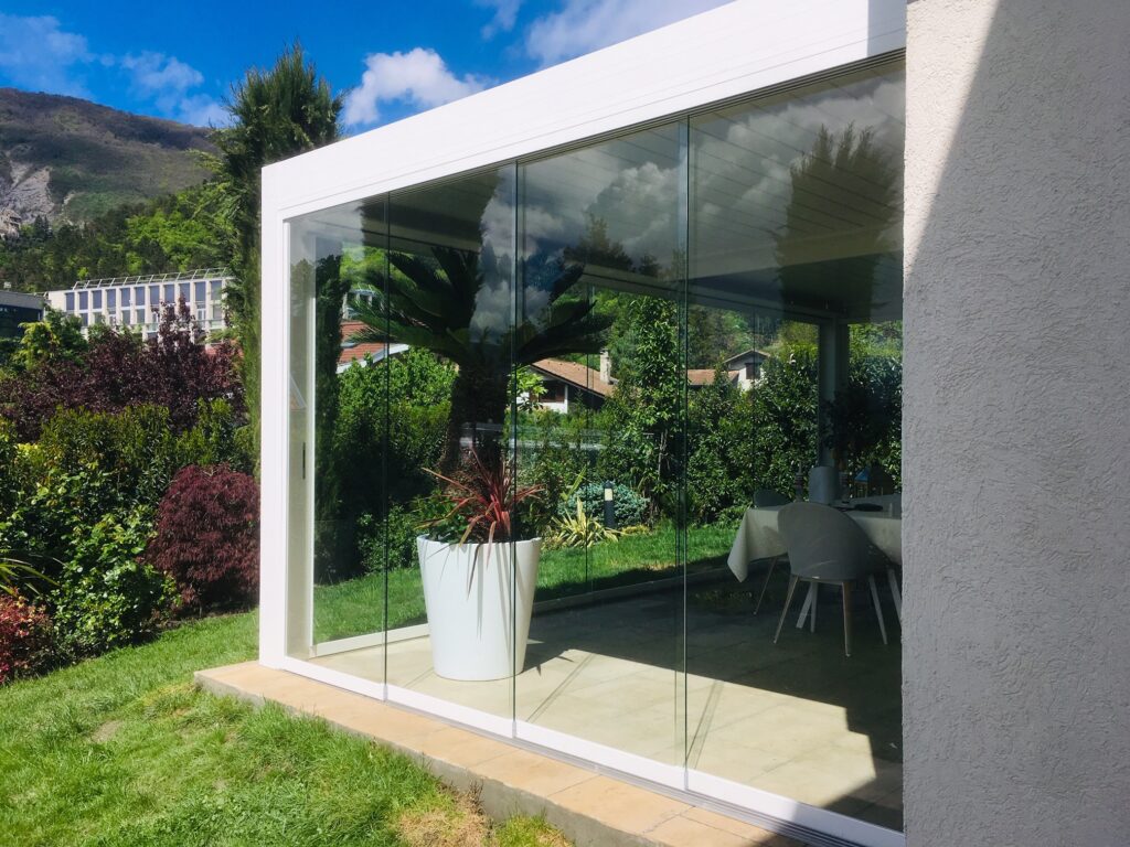 La pergola bioclimatique avec vitrage amovible permet d’ajouter une véritable pièce de vie à sa maison.