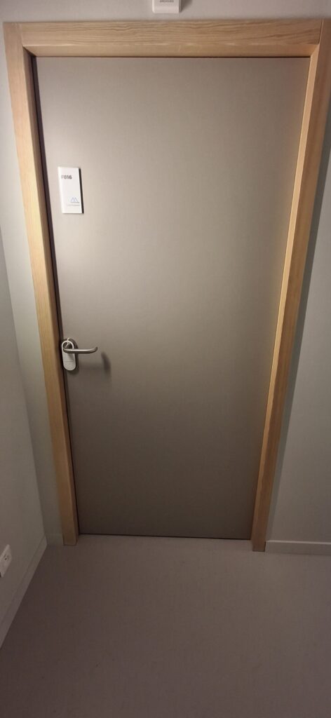 Cylindre électronique pour contrôle d’accès installé sur une porte intérieure du lycée à Grenoble