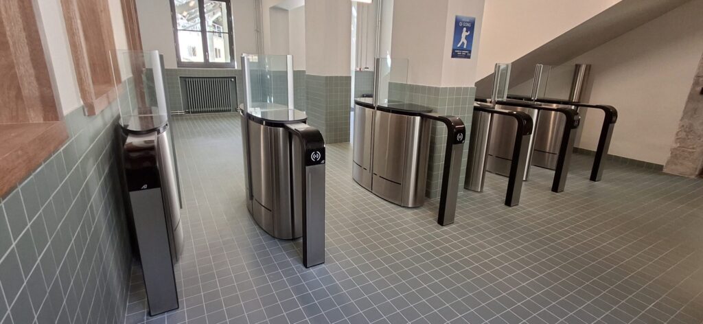 Tunnels de passage avec lecteurs de badges installés au lycée Pierre Termier à Grenoble