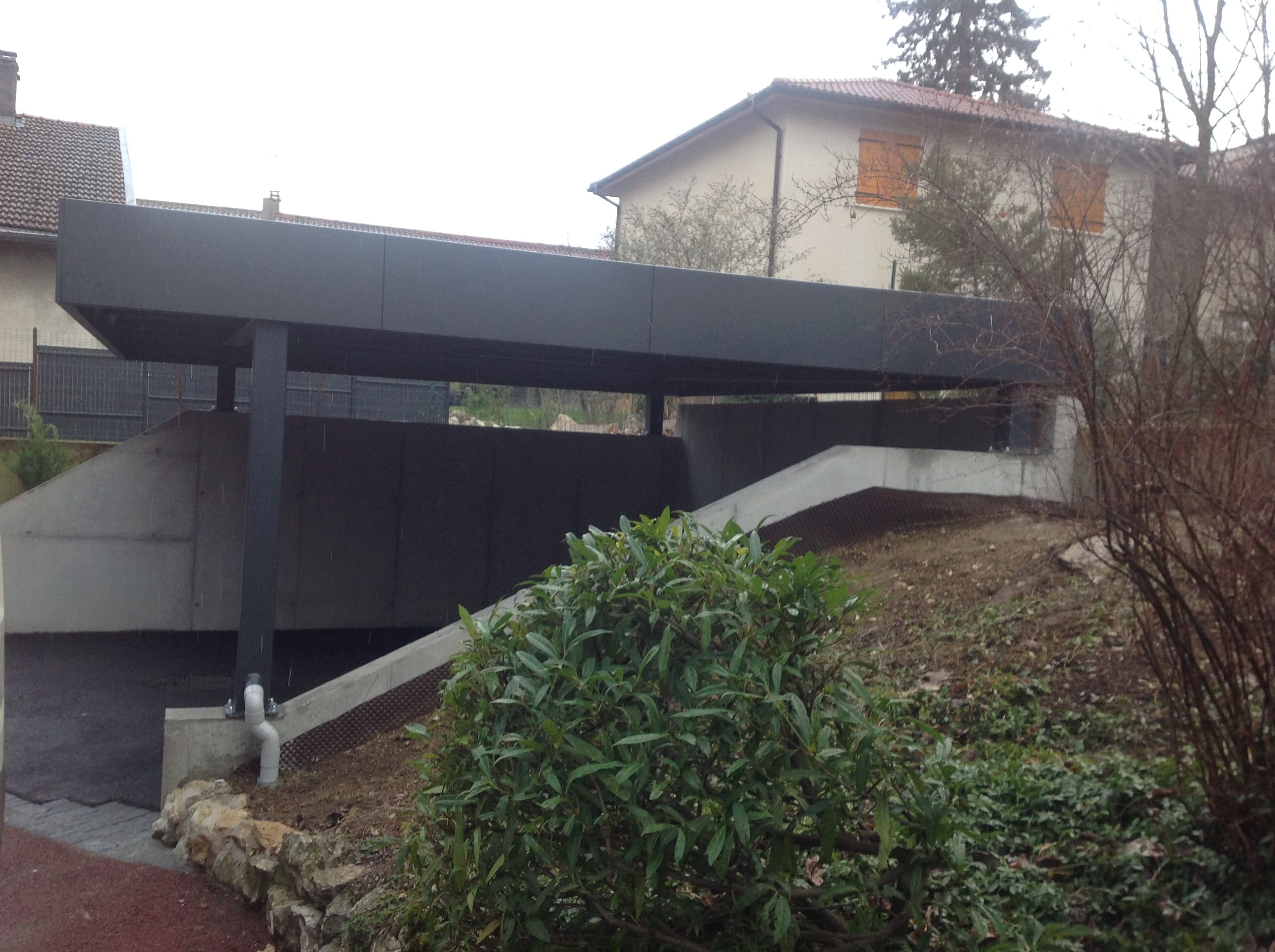 carport autoportant installé à Grenoble protégeant un véhicule des intempéries