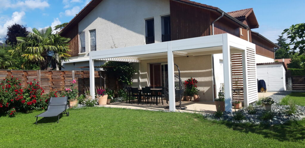 pergola avec brise-vue extérieur maison Grenoble aménagement terrasse