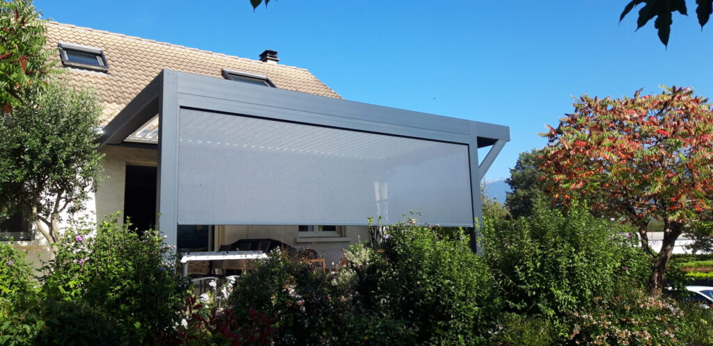 store enrouleur pergola ombre terrasse piscine sans fermer vue