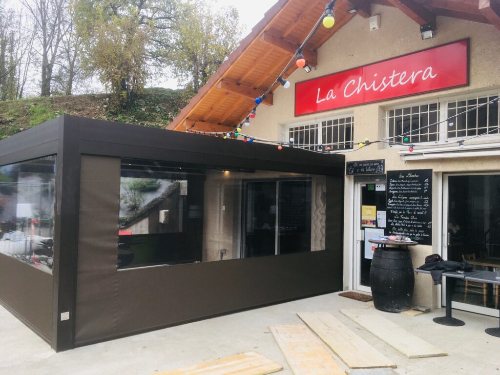 store pergola avec fenêtre restaurant terrasse protection vent