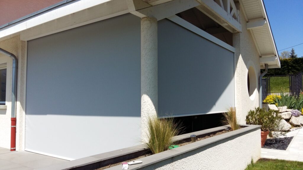Store ZIP installé sur une terrasse pour se protéger du vent, du soleil et des insectes