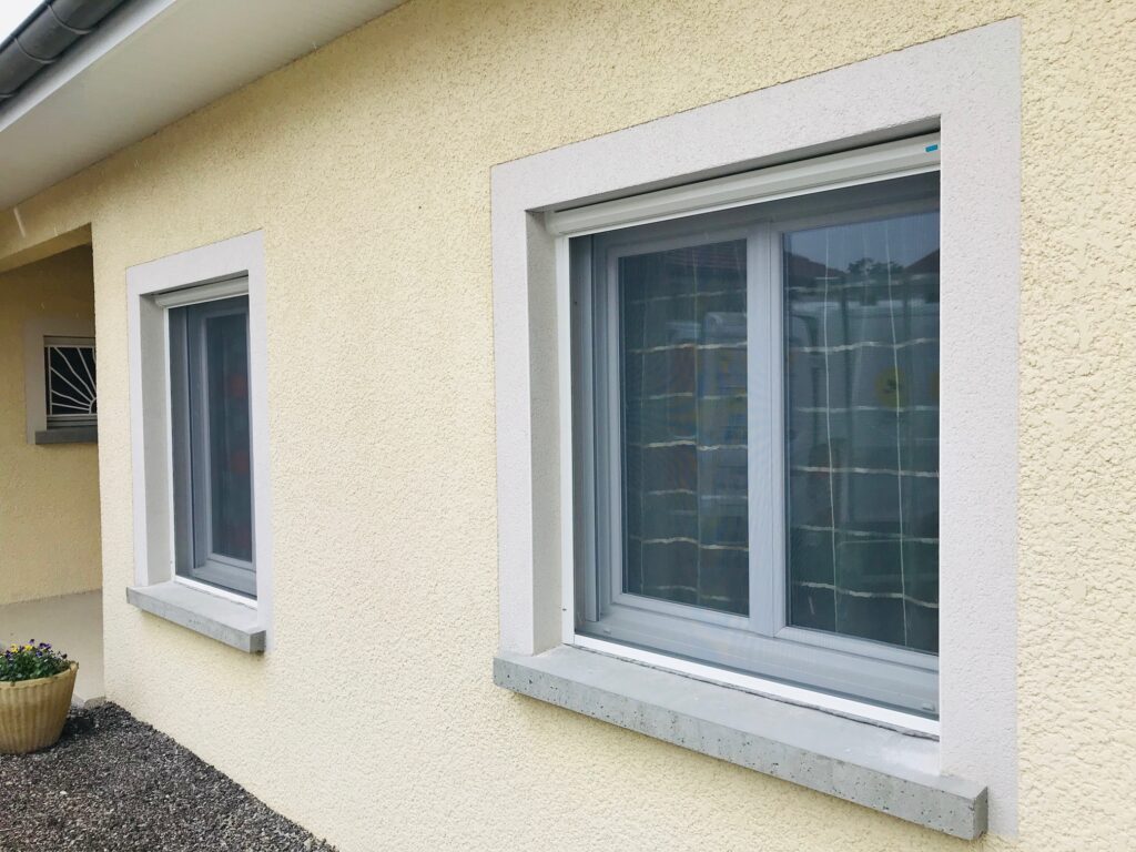 Fenêtres équipées de moustiquaires sur mesure dans une maison en Isère