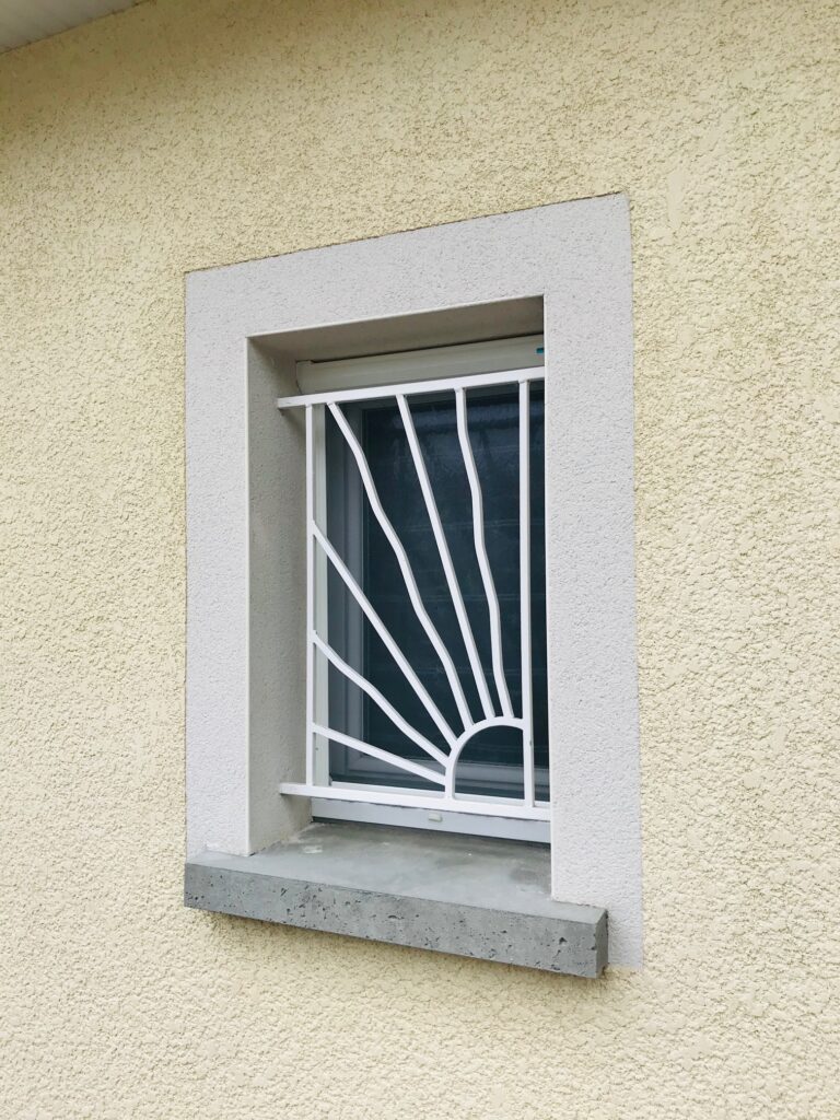 Moustiquaire sur mesure compatible avec une fenêtre équipée d’une grille de protection