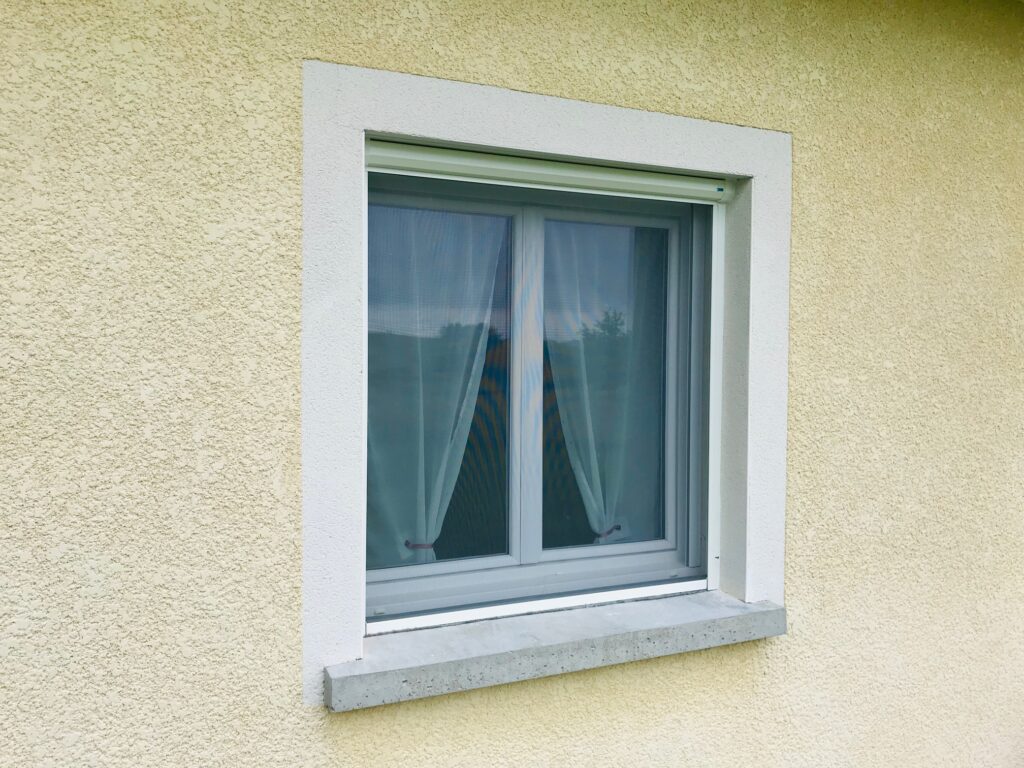 Moustiquaire de fenêtre pour éviter les moustiques dans la maison en été
