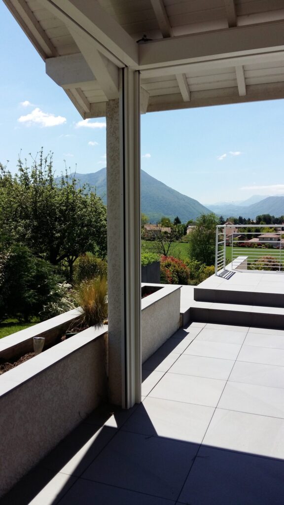 Fermeture latérale de pergola offrant une protection contre les insectes tout en conservant la vue sur le jardin